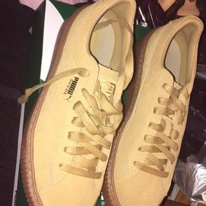 Fenty oatmeal/gold shoes